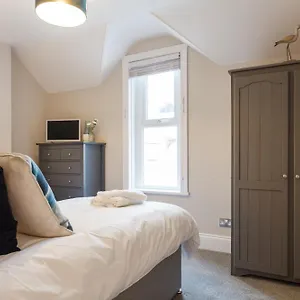 Apartment Stylish Town Centre House - 300mbps, Parking & Sunny Decking, Bournemouth